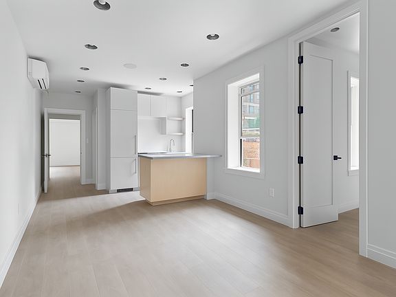 4th image of 241 W 13th St #28