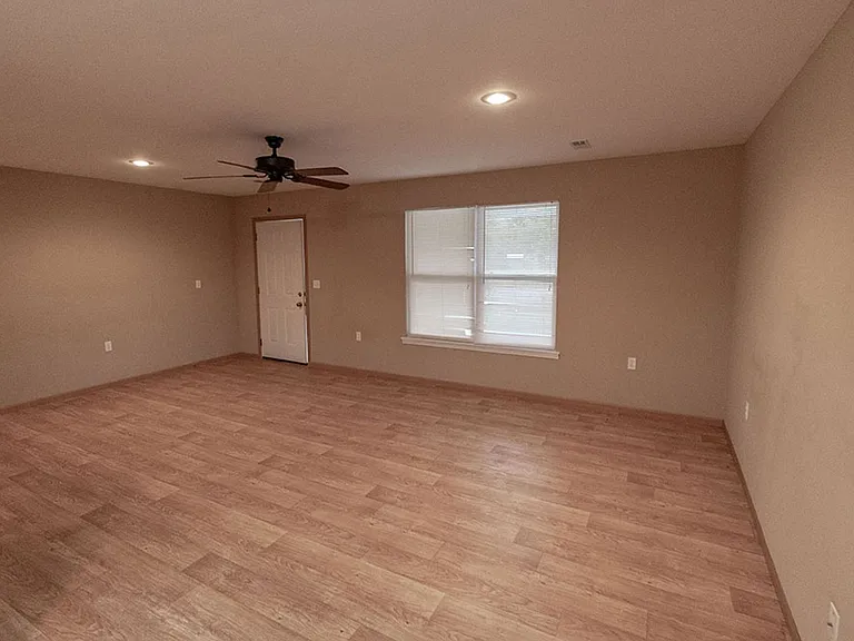 1546 Florence Dr — Photo 6