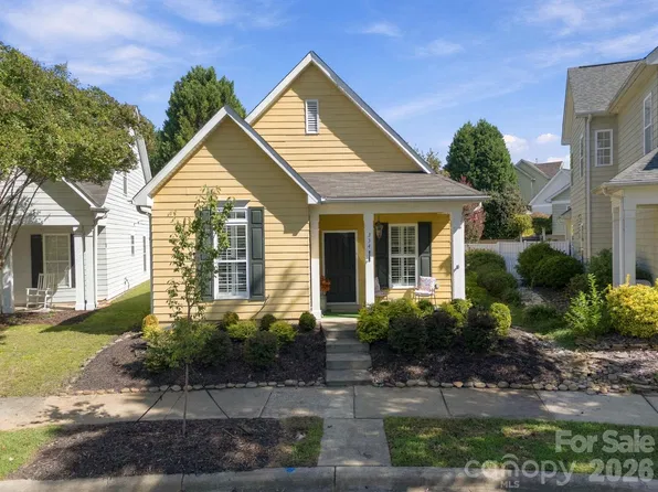 334 Center Dr, Davidson, NC 28036