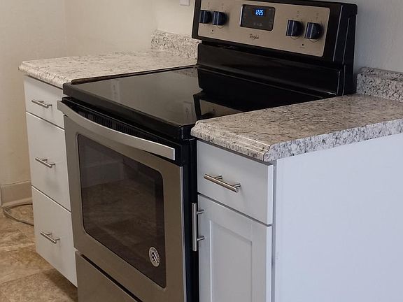 3rd image of 102 Woodbury Cir