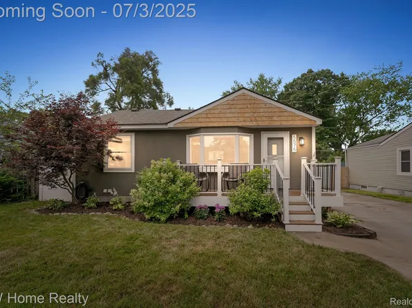 5575 Berkley Dr, Waterford, MI 48327