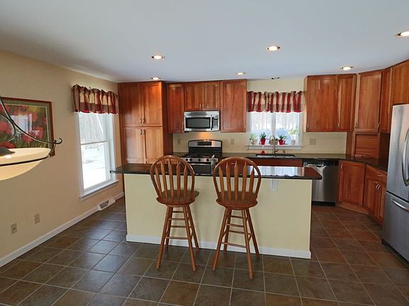 3rd image of 10 Dandelion Dr