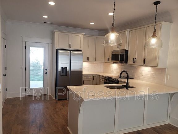4th image of 205 McAuliffe St