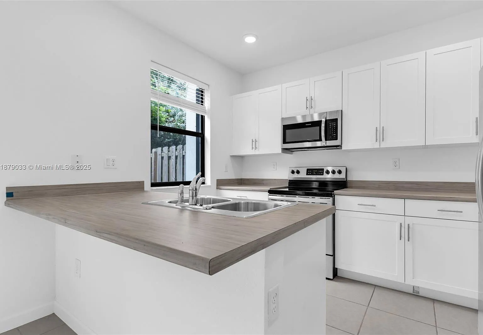 3 bed, 2.5 bath, 1695 sqft, $2,450 — Photo 1