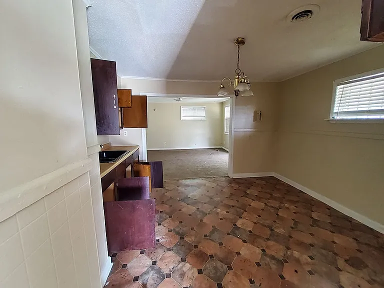 300 Eastview St — Photo 3