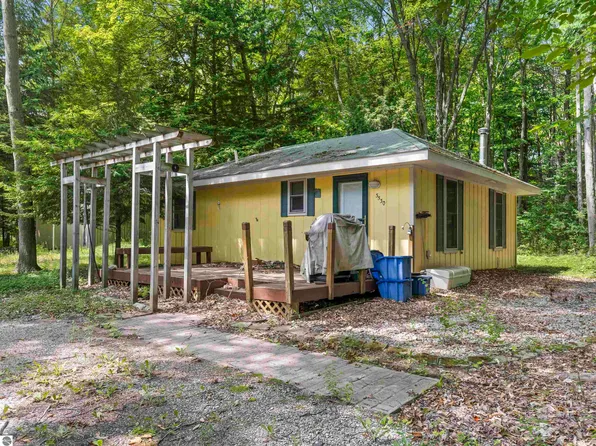 3530 Warren Rd, Beulah, MI 49617