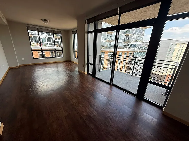 Venture Luxury High Rise — Photo 61