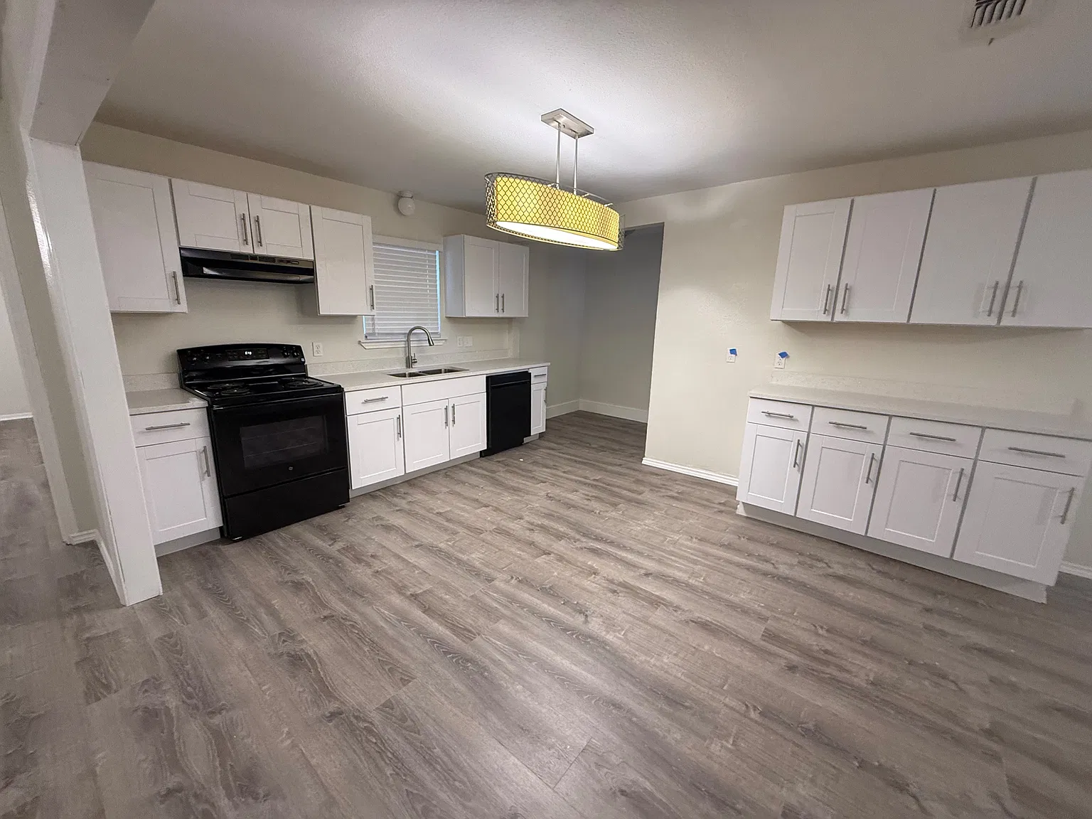 2 bed, 1040 sqft, $1,500 — Photo 2