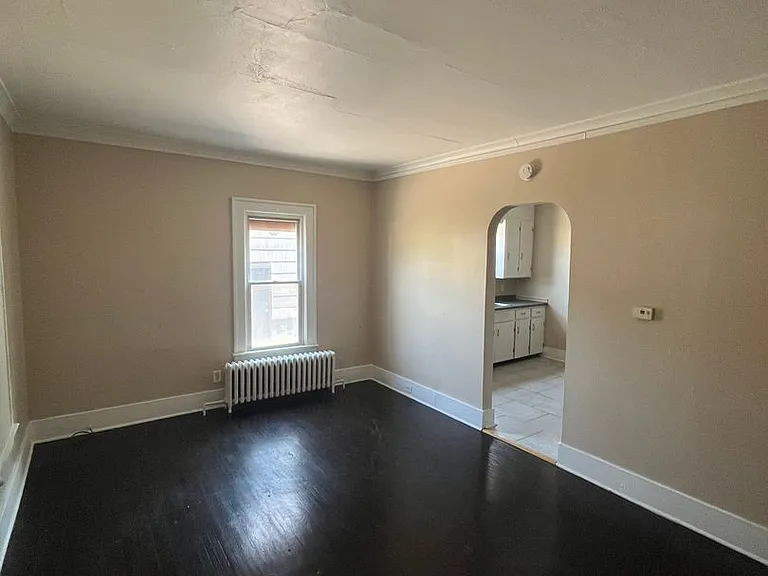 380 Seneca Ave — Photo 7