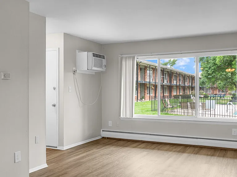 Huntington House Apartments — Photo 17