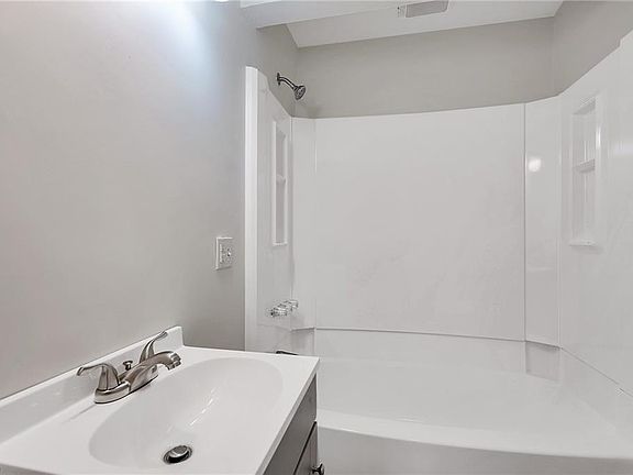 5th image of 839 Davis Ave