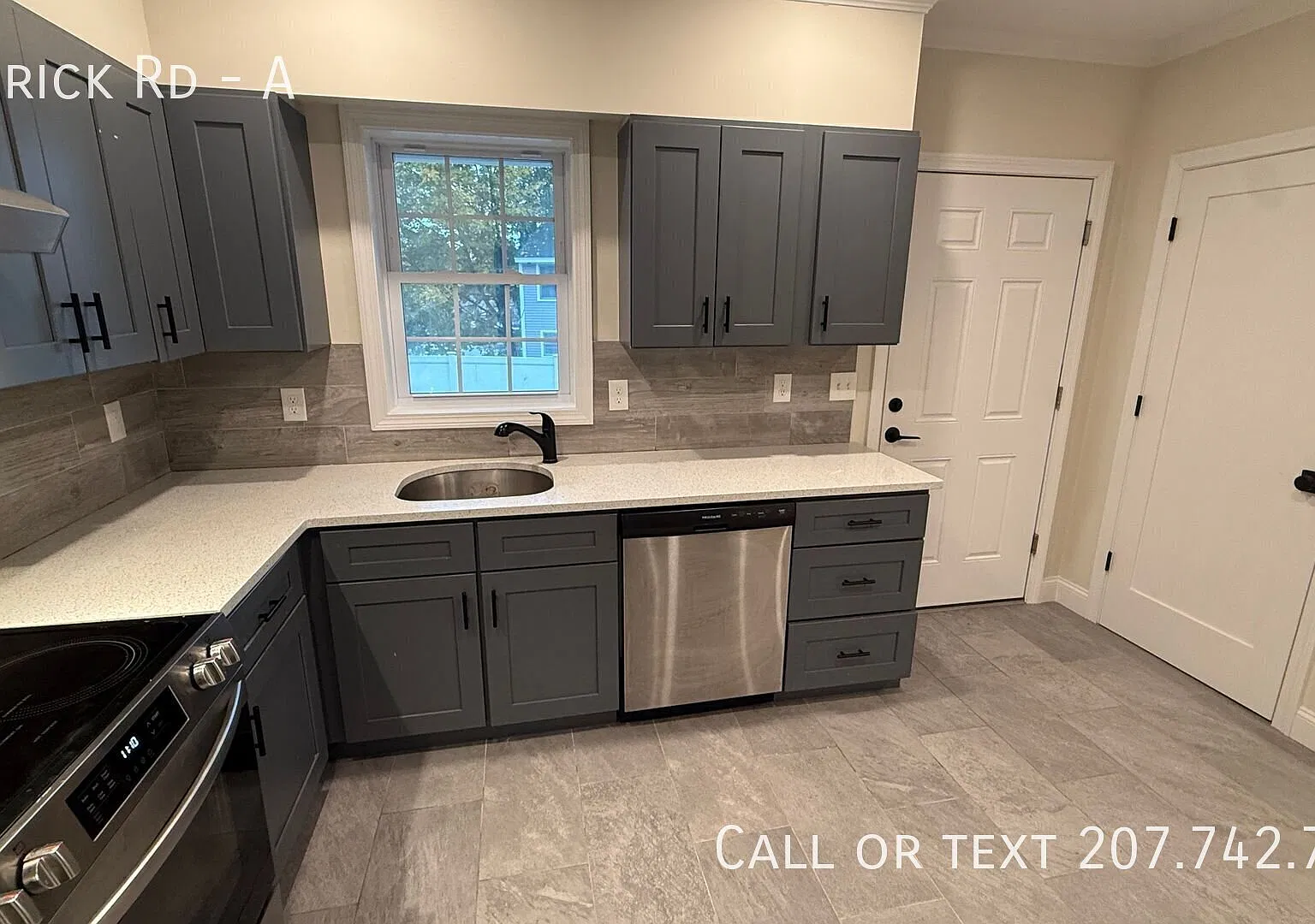 Like New! 1st Floor2 Bedroom Duplex, Small Porch In Unit AC and Laundry — Photo 4