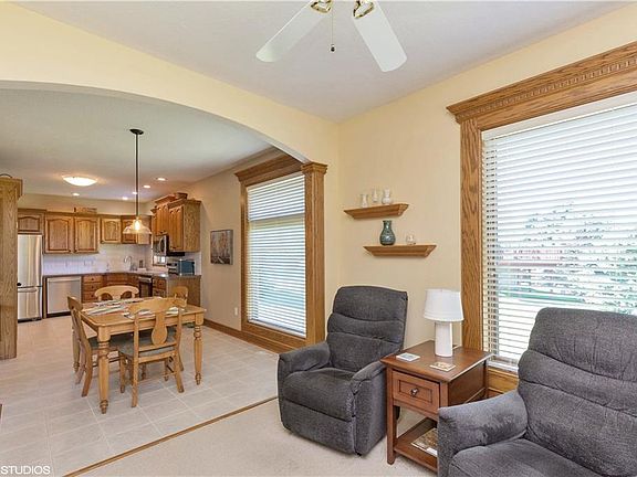 4th image of 210 NE Eaglewood Dr