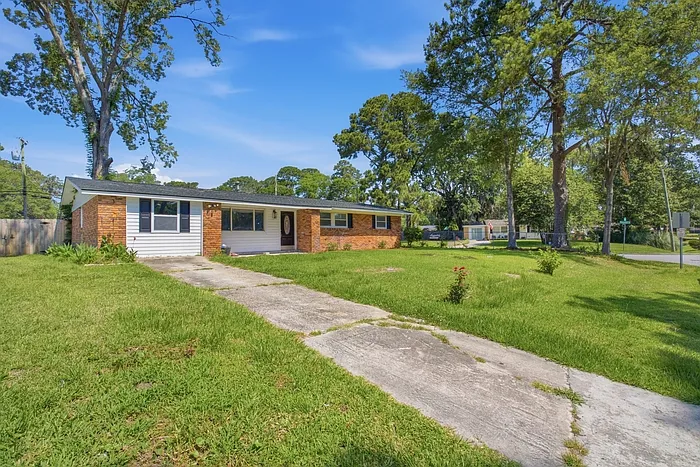 4 bed, 2.0 bath, $2,000 — Photo 1