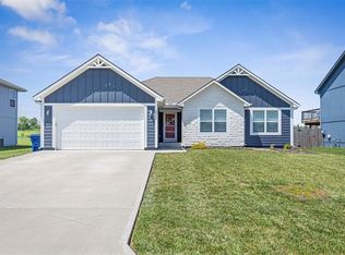 20802 Copper Creek Dr, Peculiar, MO 64078