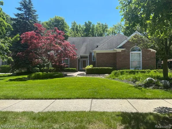 21904 W Chase Dr N, Novi, MI 48375