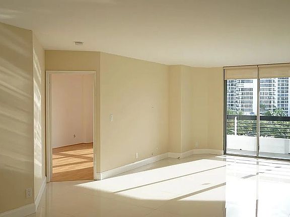 4th image of 19195 NE Mystic Pointe Dr #703