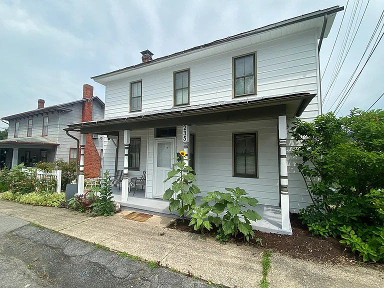 235 E Lamb St — Photo 2