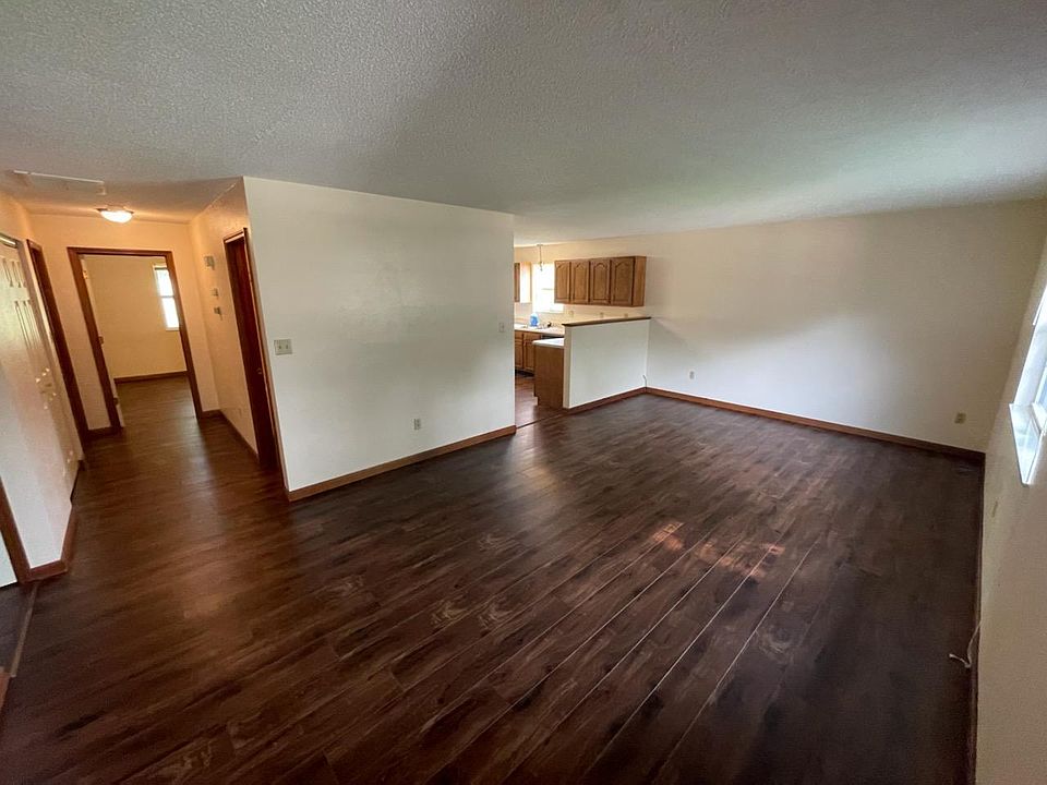 Living room (approx. 21'4"x12'8")