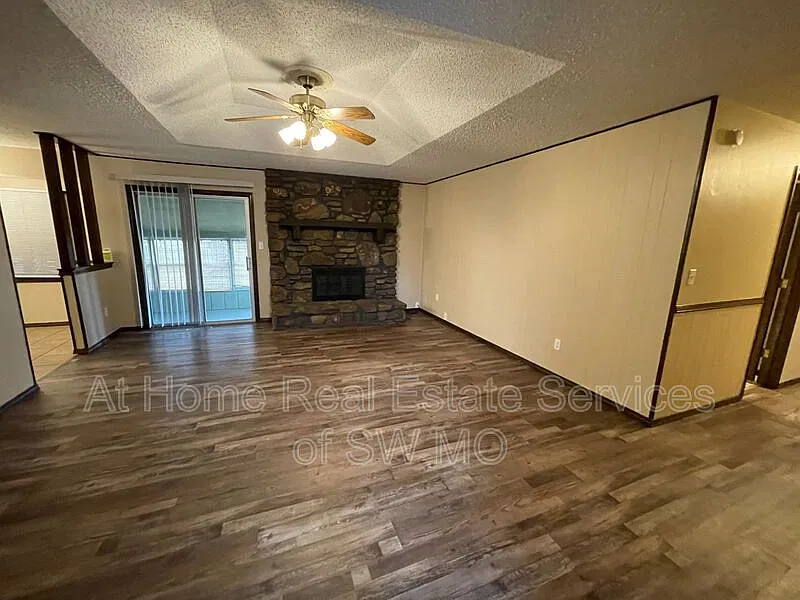 3 bed, 2.0 bath, 1300 sqft, $1,430 — Photo 2