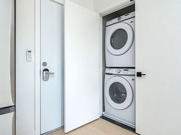 Q10 Luxury Apartments — Photo 21