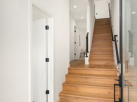 4th image of 2538 14th Avenue W #B