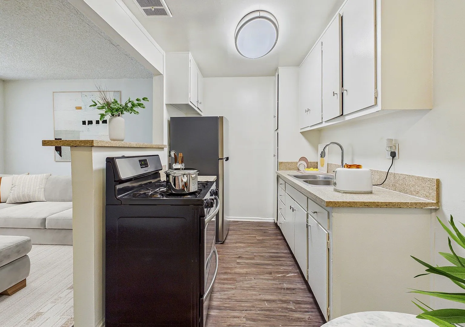 Roscoe Terrace — Photo 1