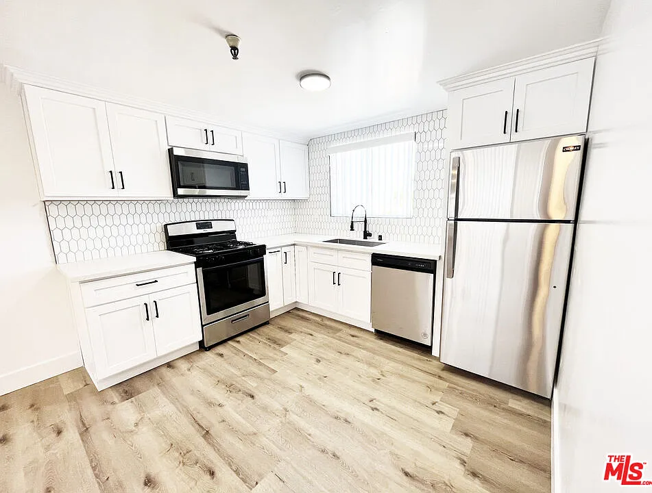 2 bed, 1.0 bath, 1000 sqft, $2,445 — Photo 2