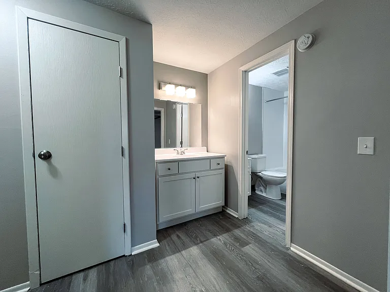 Stoney Creek Apartments — Photo 8
