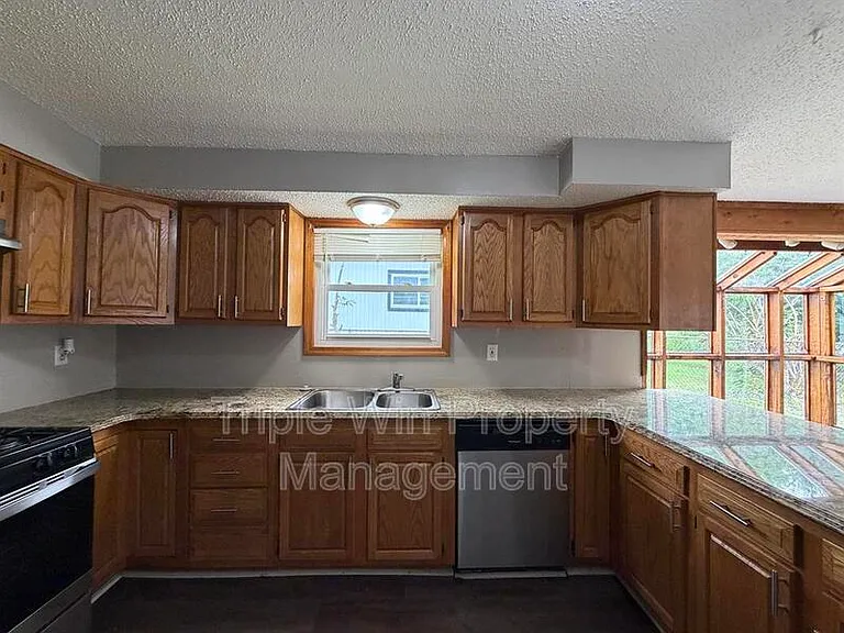 810 Saint Anthony Ln — Photo 19