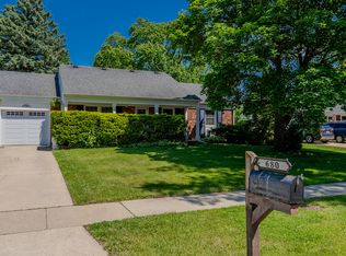 680 Indian Spring Ln, Buffalo Grove, IL 60089