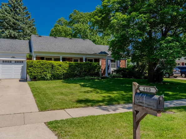 680 Indian Spring Ln, Buffalo Grove, IL 60089
