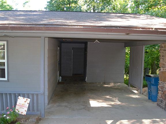 3rd image of 6 Hampstead Ln