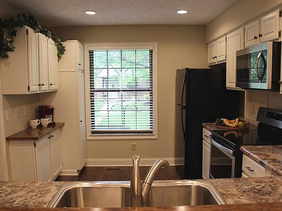 3rd image of 686 Pine Needles Dr