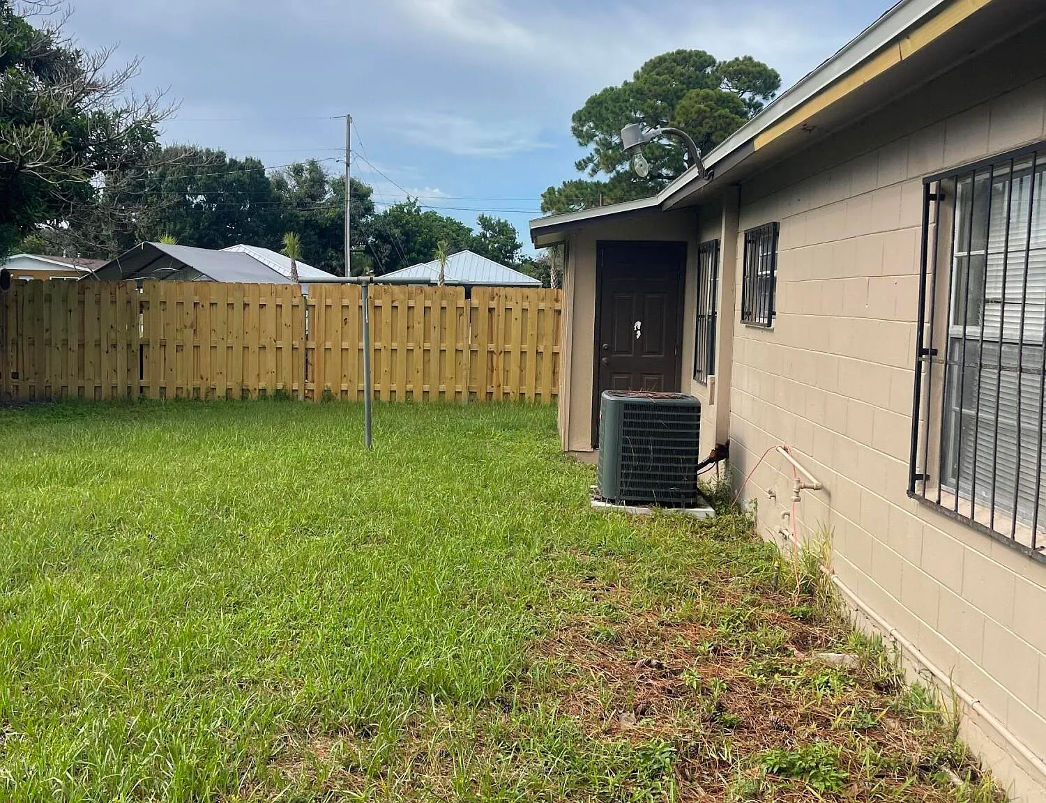 3 bed, 1.0 bath, 925 sqft, $1,800 — Photo 2