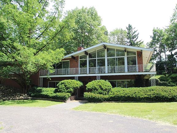 3rd image of 515 Crown Hill Dr E