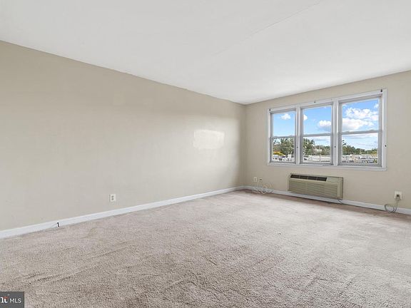 5th image of 2030 N Woodrow St APT 13