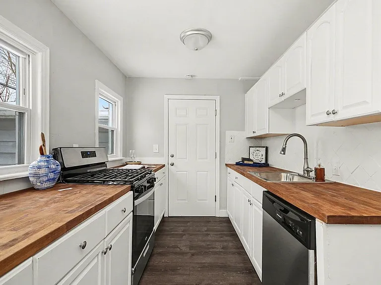 20801 Elroy Ave — Photo 11