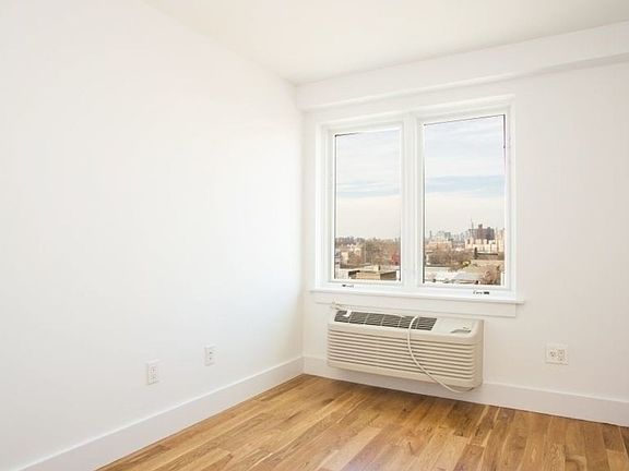 5th image of 588 Myrtle Ave #333