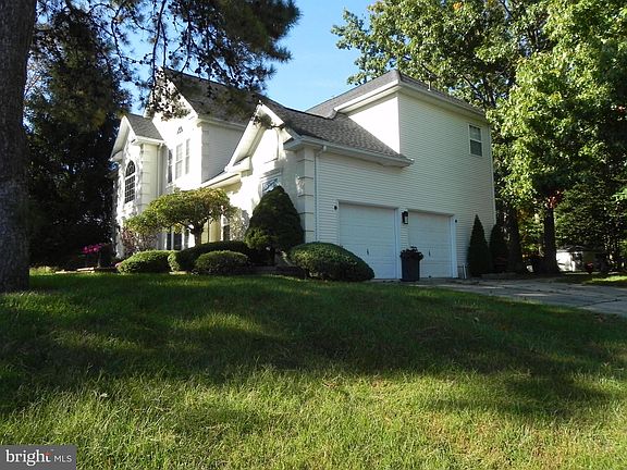 3rd image of 1600 Snowberry Dr