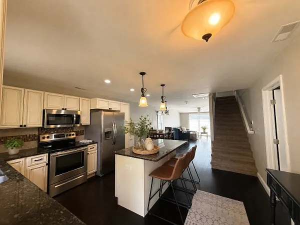 3 bed, 1272 sqft, $2,950 — Photo 3
