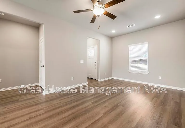 210 Williams Ct — Photo 3