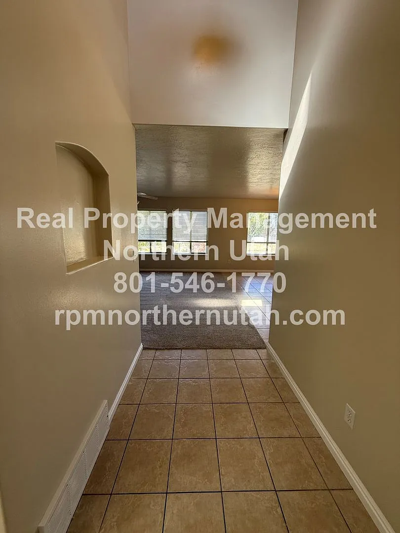 4 Bedroom Home in Clinton! — Photo 2