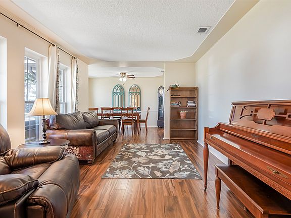 3rd image of 1822 E Cedar Elm Dr