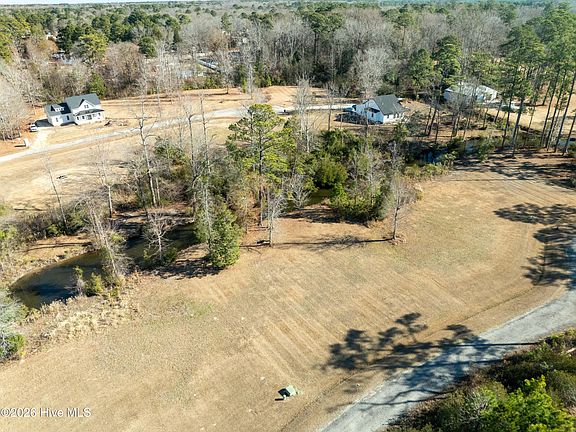 4th image of 325 Winterberry Court