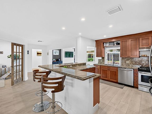3rd image of 520 SE 14TH Street