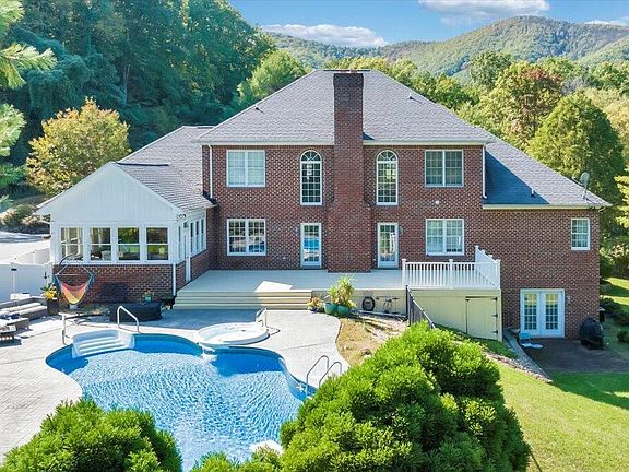 3rd image of 6809 Hidden Woods Dr