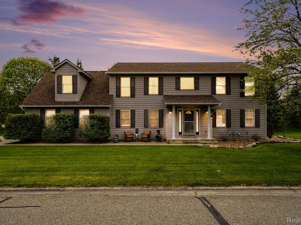9270 Anacapa Bay Dr, Pinckney, MI 48169