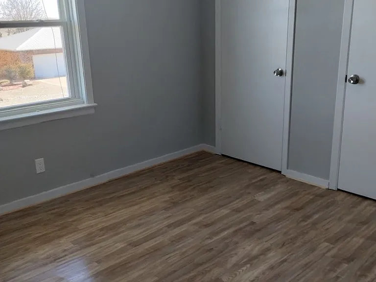 Shamrock Apartments — Photo 5