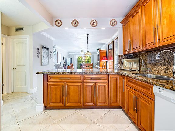 4th image of 2731 NE 14th Street Causeway #325